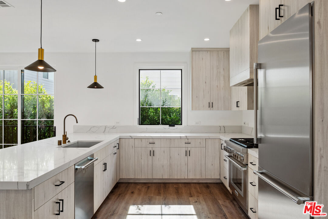 5328 Agnes Ave Unit: 1/2