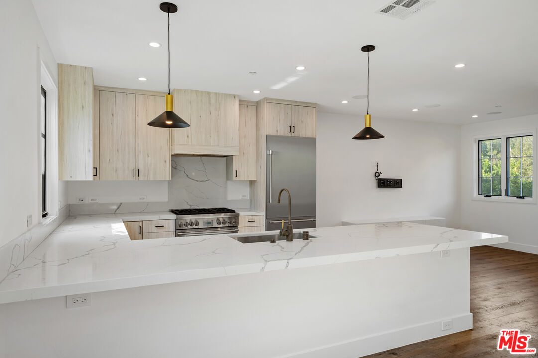 5328 Agnes Ave Unit: 1/2