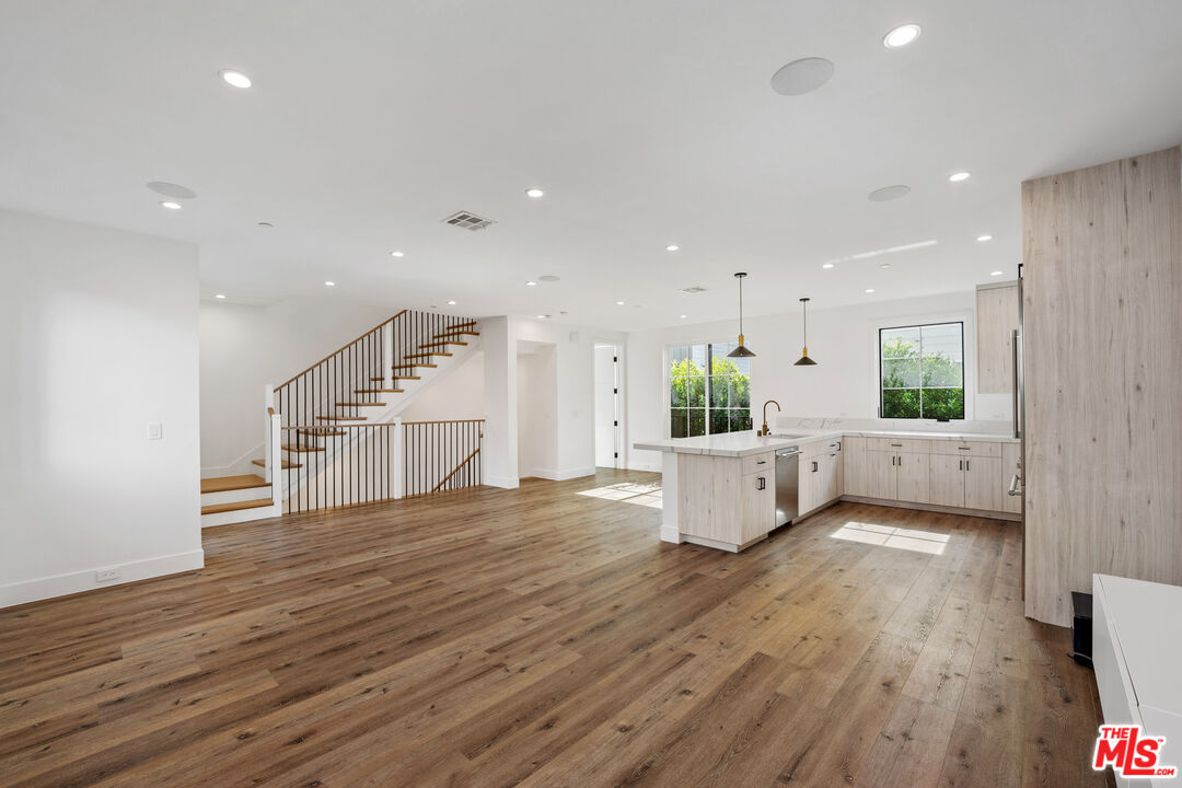 5328 Agnes Ave Unit: 1/2