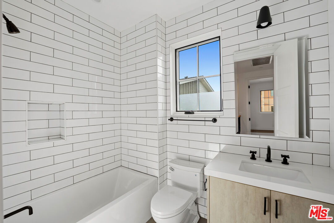 5328 Agnes Ave Unit: 1/2