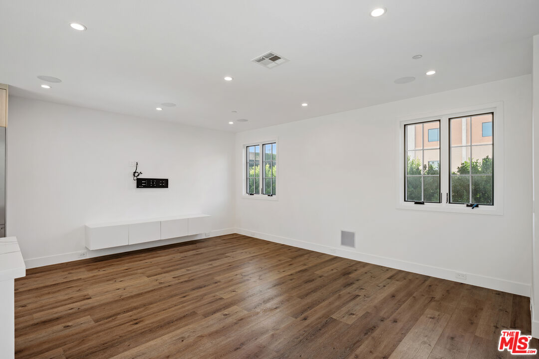 5328 Agnes Ave Unit: 1/2