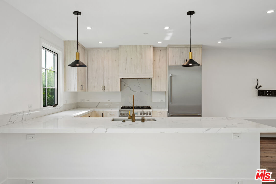 5328 Agnes Ave Unit: 1/2