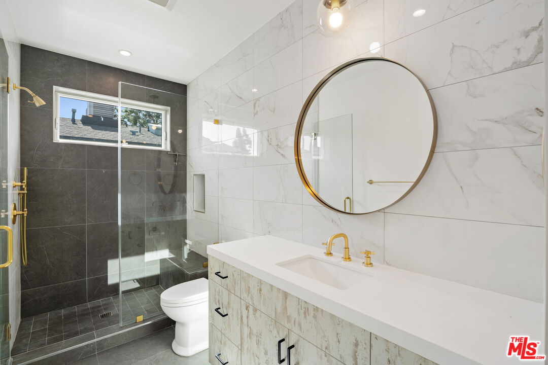 5328 Agnes Ave Unit: 1/2