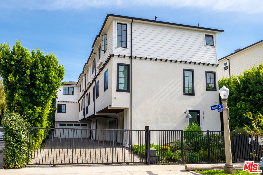 5328 Agnes Ave Unit: 1/2