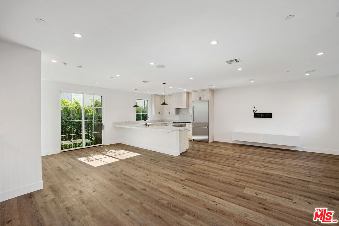 5328 Agnes Ave Unit: 1/2