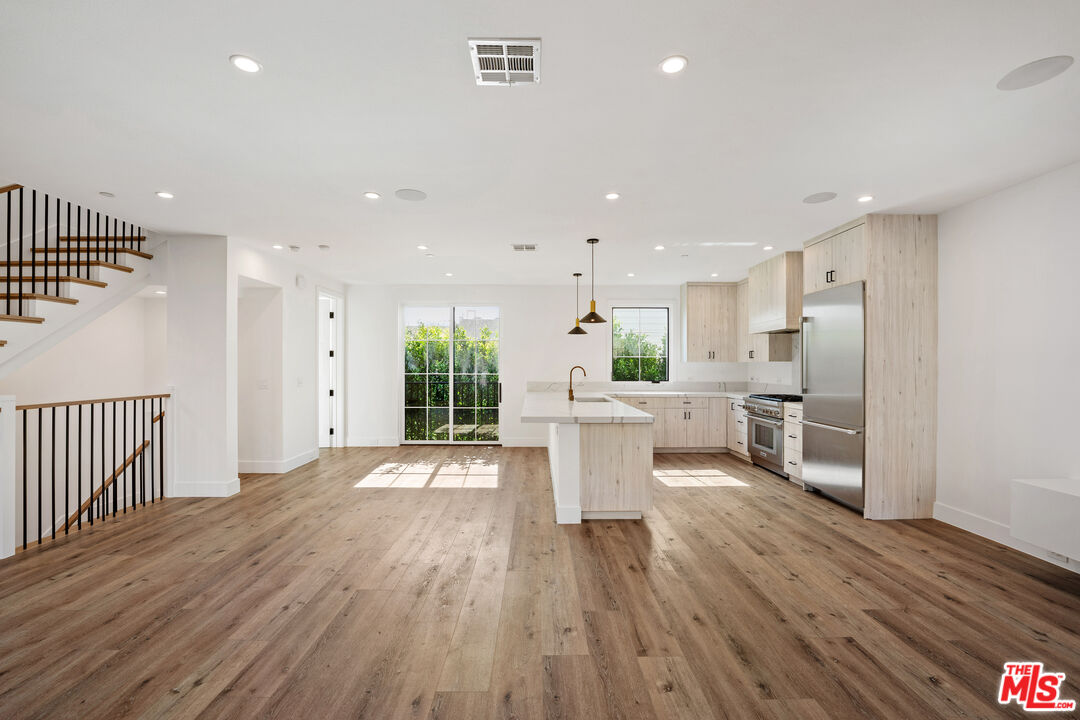 5328 Agnes Ave Unit: 1/2