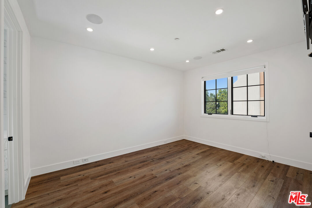 5328 Agnes Ave Unit: 1/2