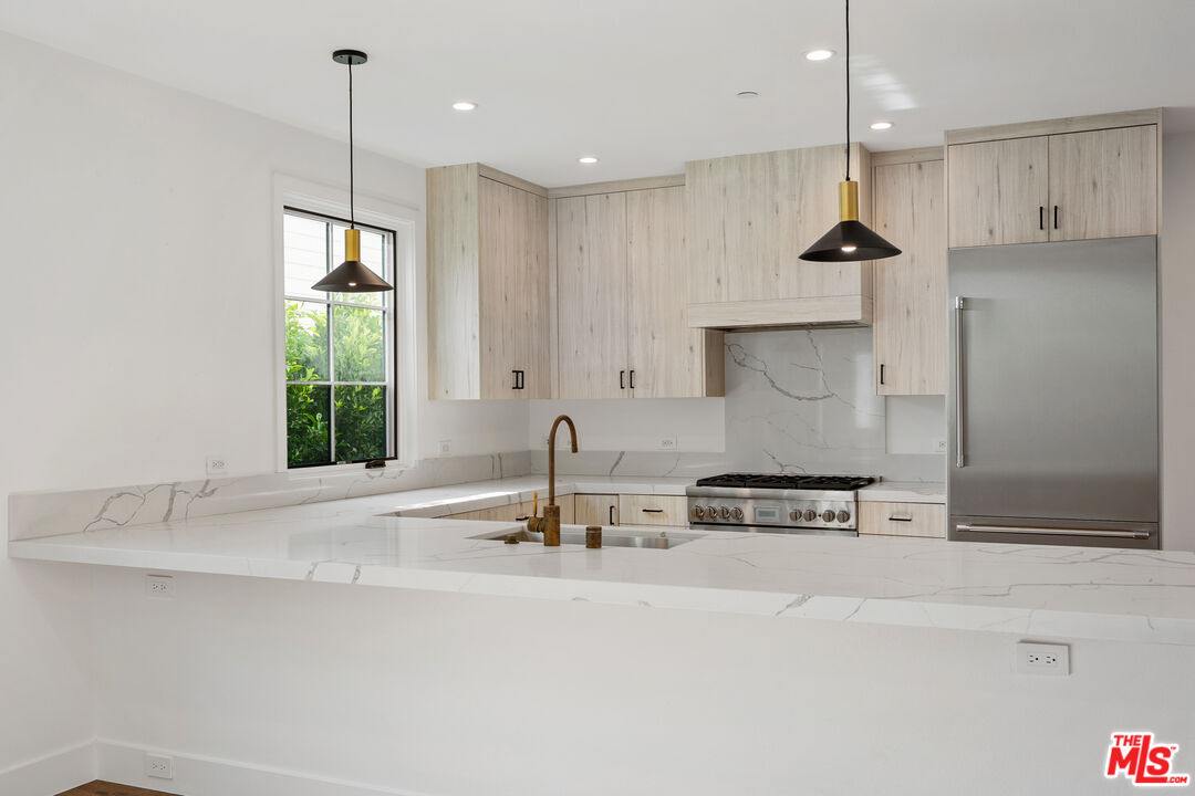 5328 Agnes Ave Unit: 1/2