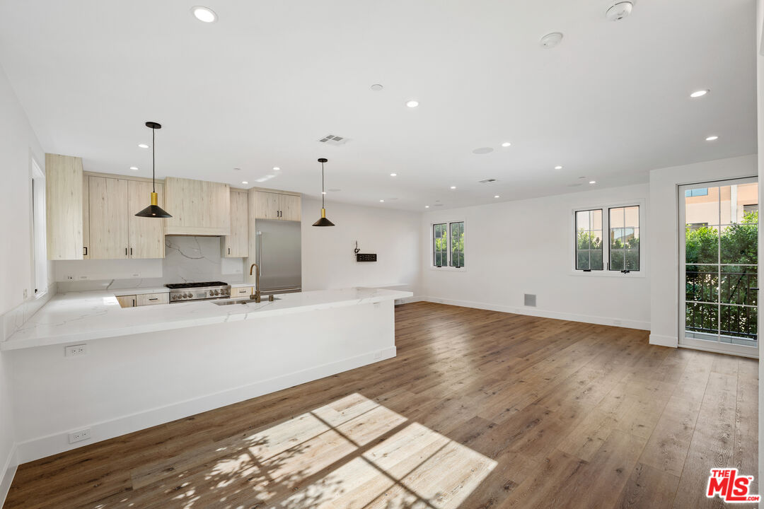 5328 Agnes Ave Unit: 1/2