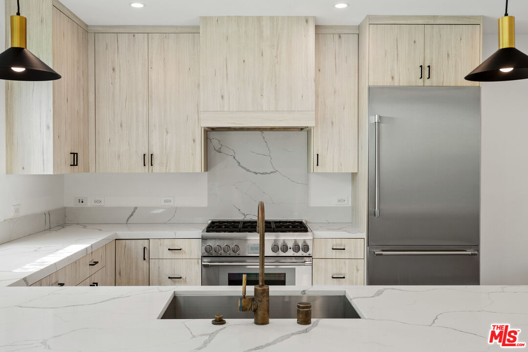 5328 Agnes Ave Unit: 1/2