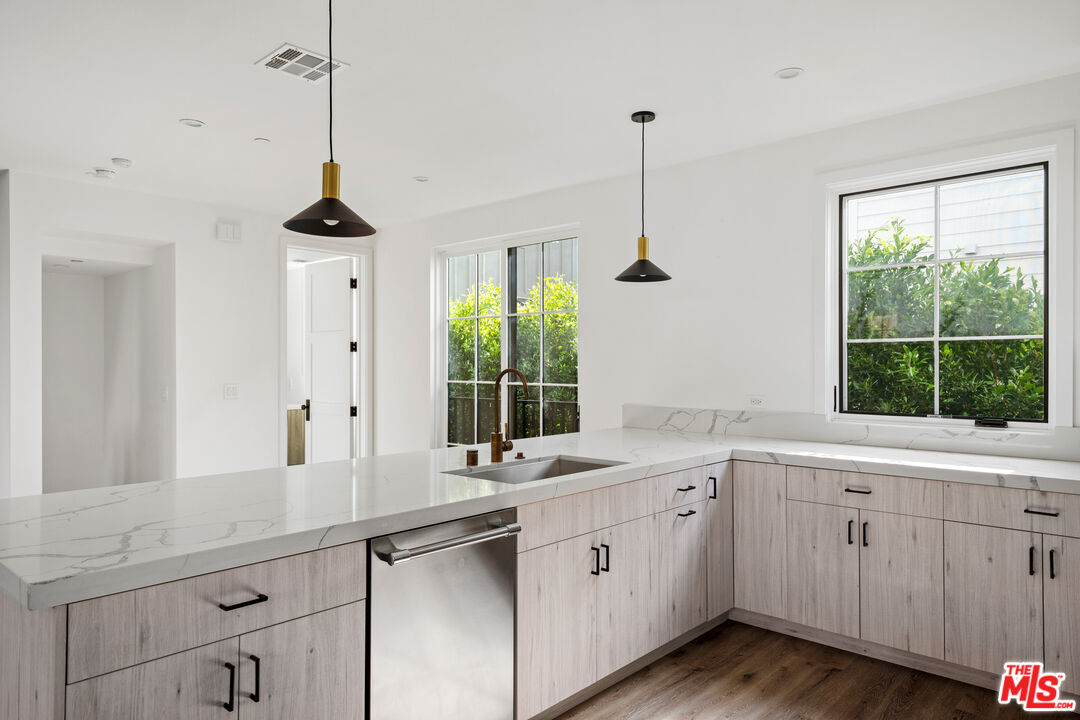 5328 Agnes Ave Unit: 1/2