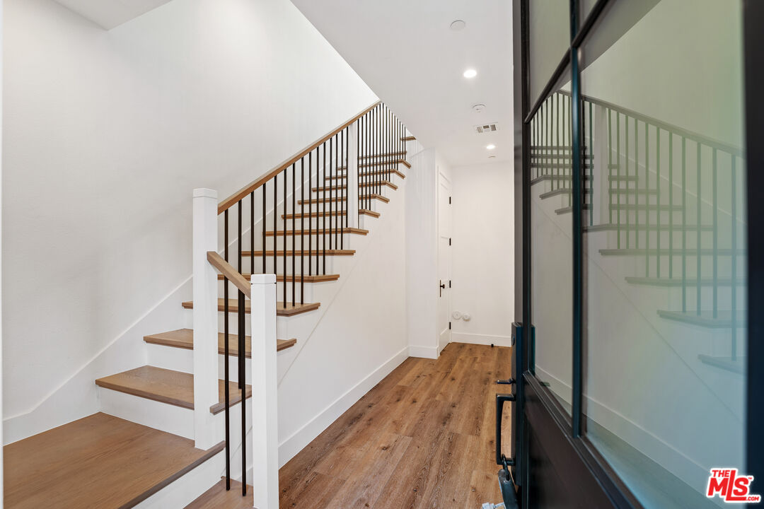 5328 Agnes Ave Unit: 1/2