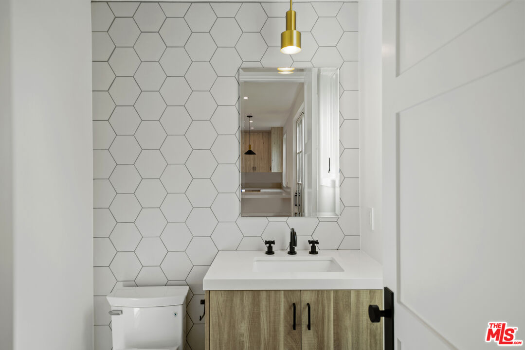 5328 Agnes Ave Unit: 1/2