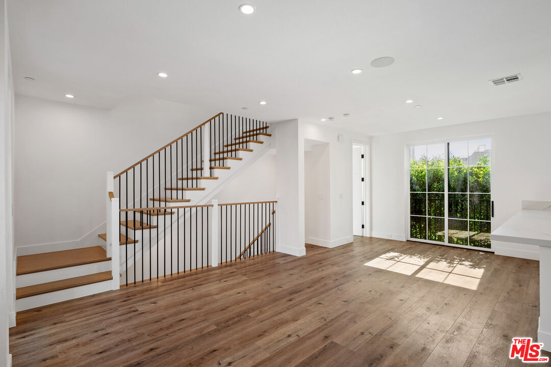 5328 Agnes Ave Unit: 1/2