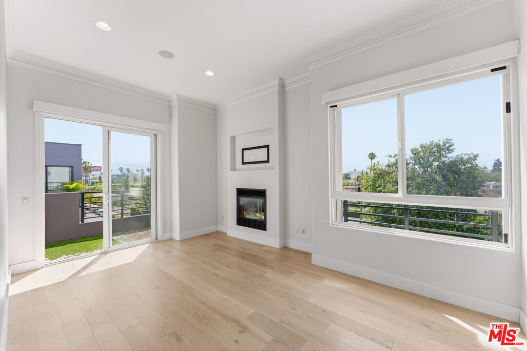 438 Arnaz Dr Unit: 106