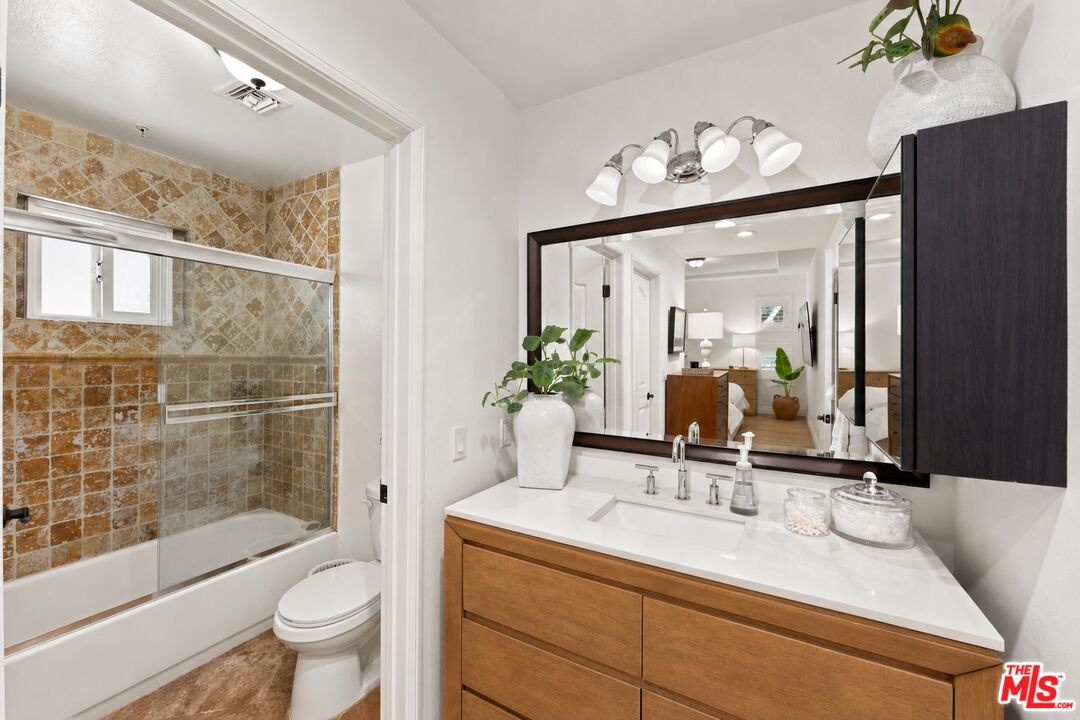 4128 Whitsett Ave Unit: 105