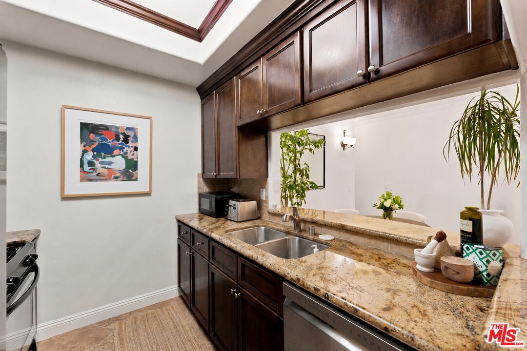 4128 Whitsett Ave Unit: 105