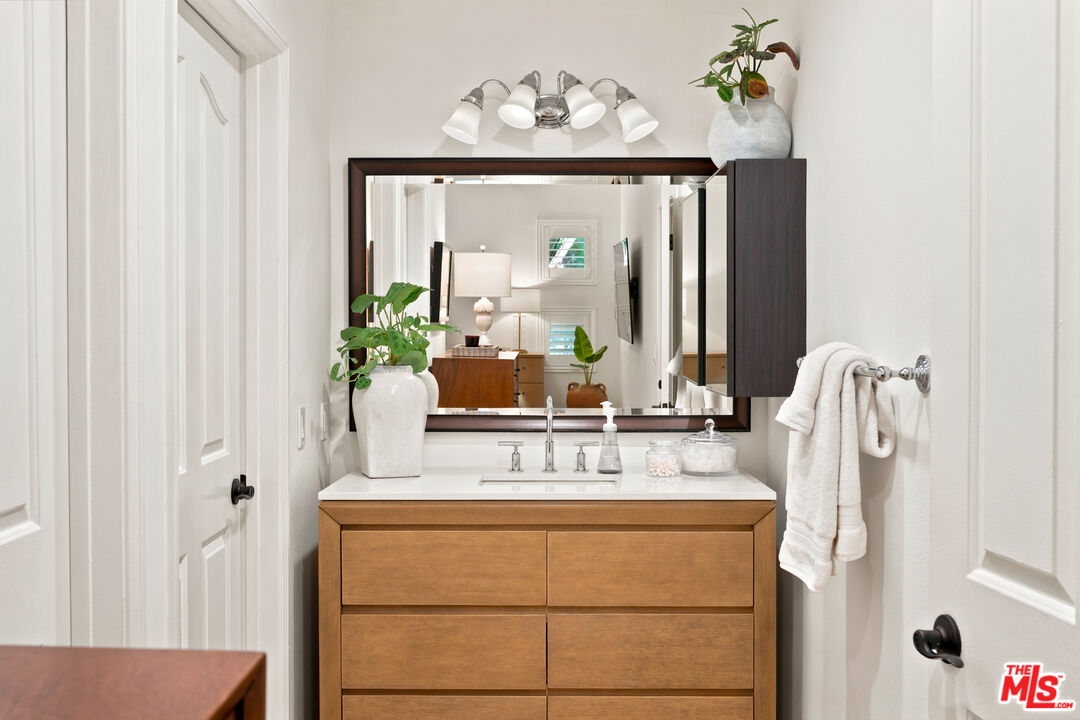 4128 Whitsett Ave Unit: 105