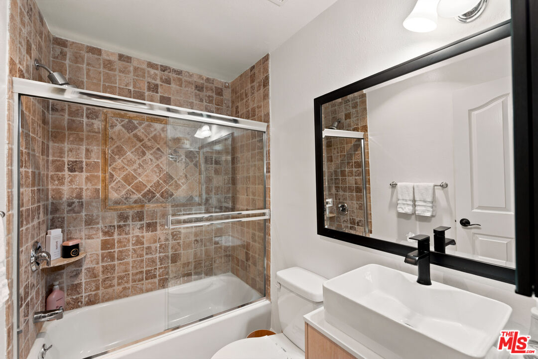 4128 Whitsett Ave Unit: 105