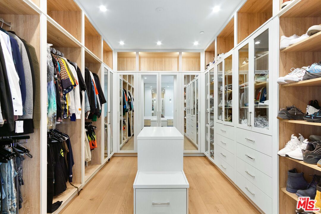 5041 Noeline Ave