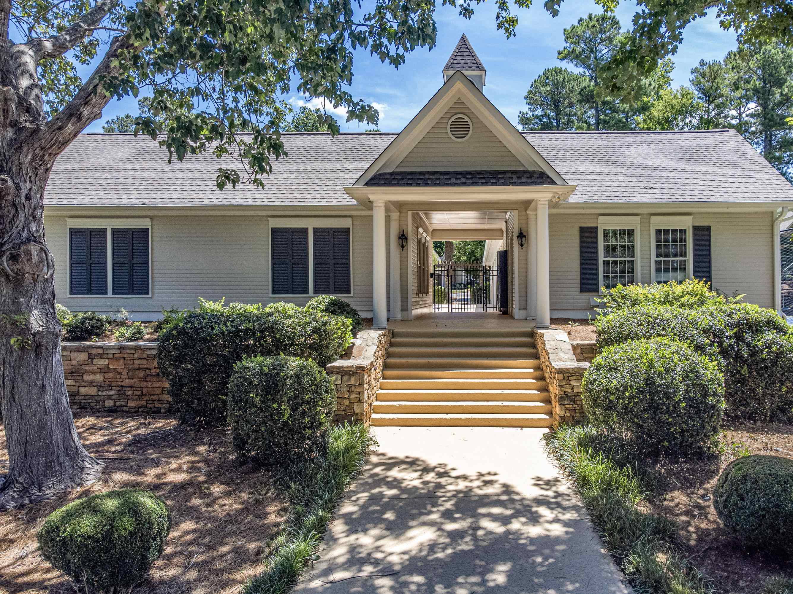 1404 CLUB DRIVE