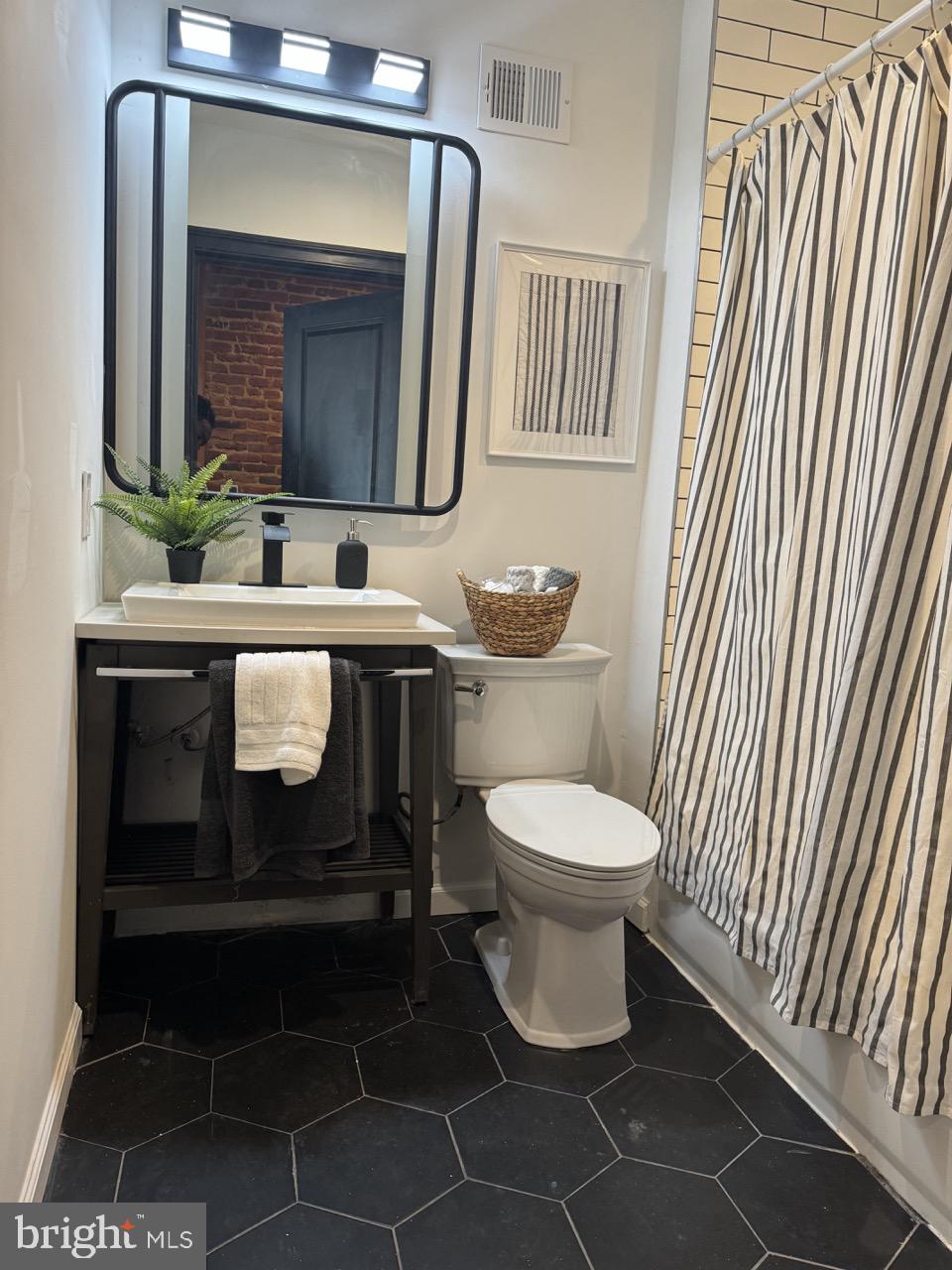 1733 N Washington St