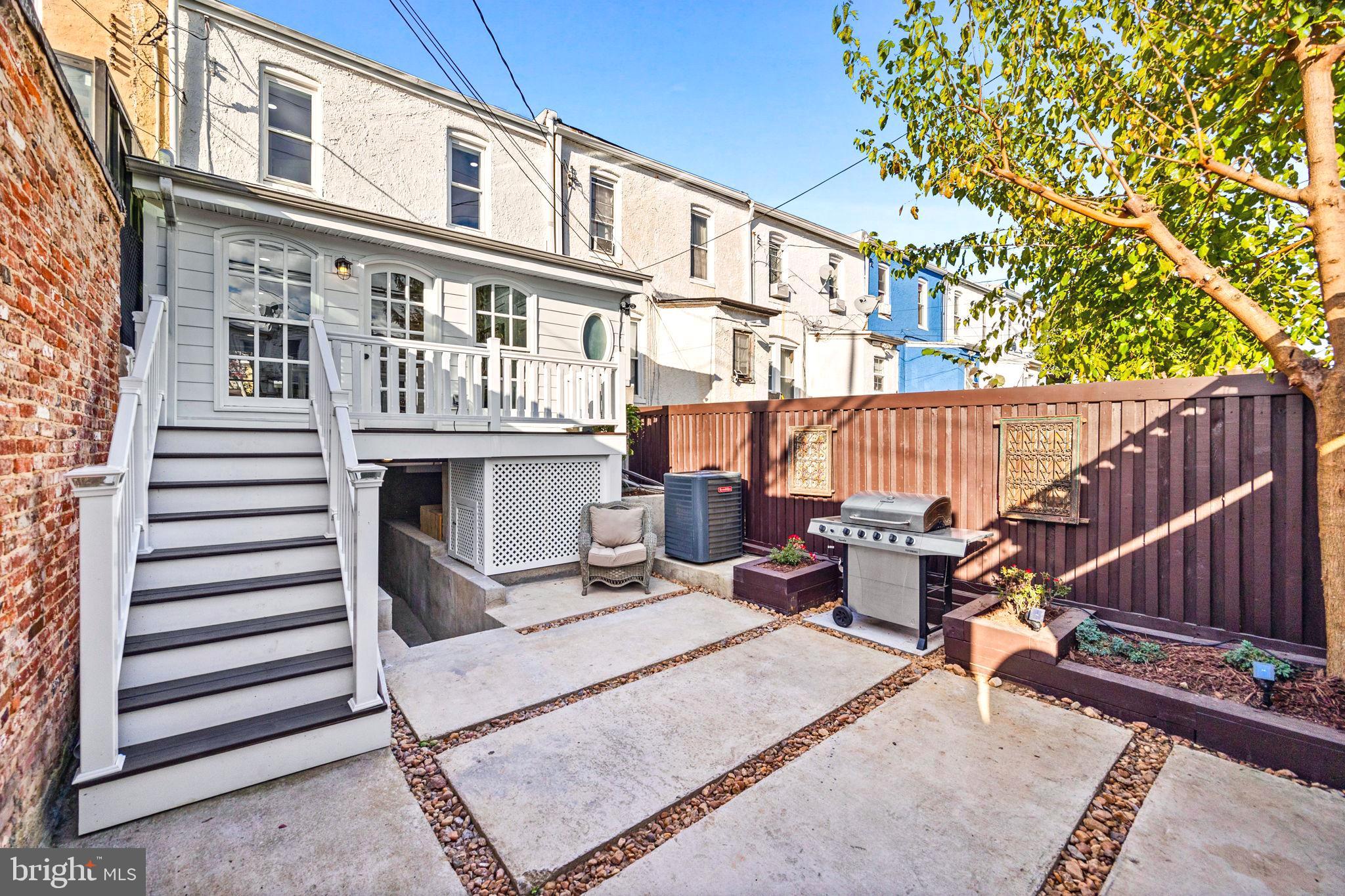 855 W 33rd St