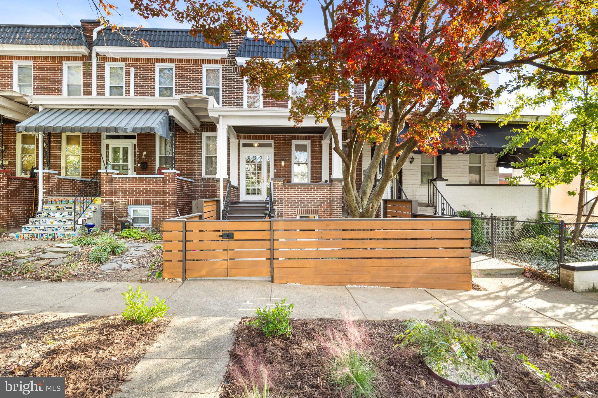 855 W 33rd St