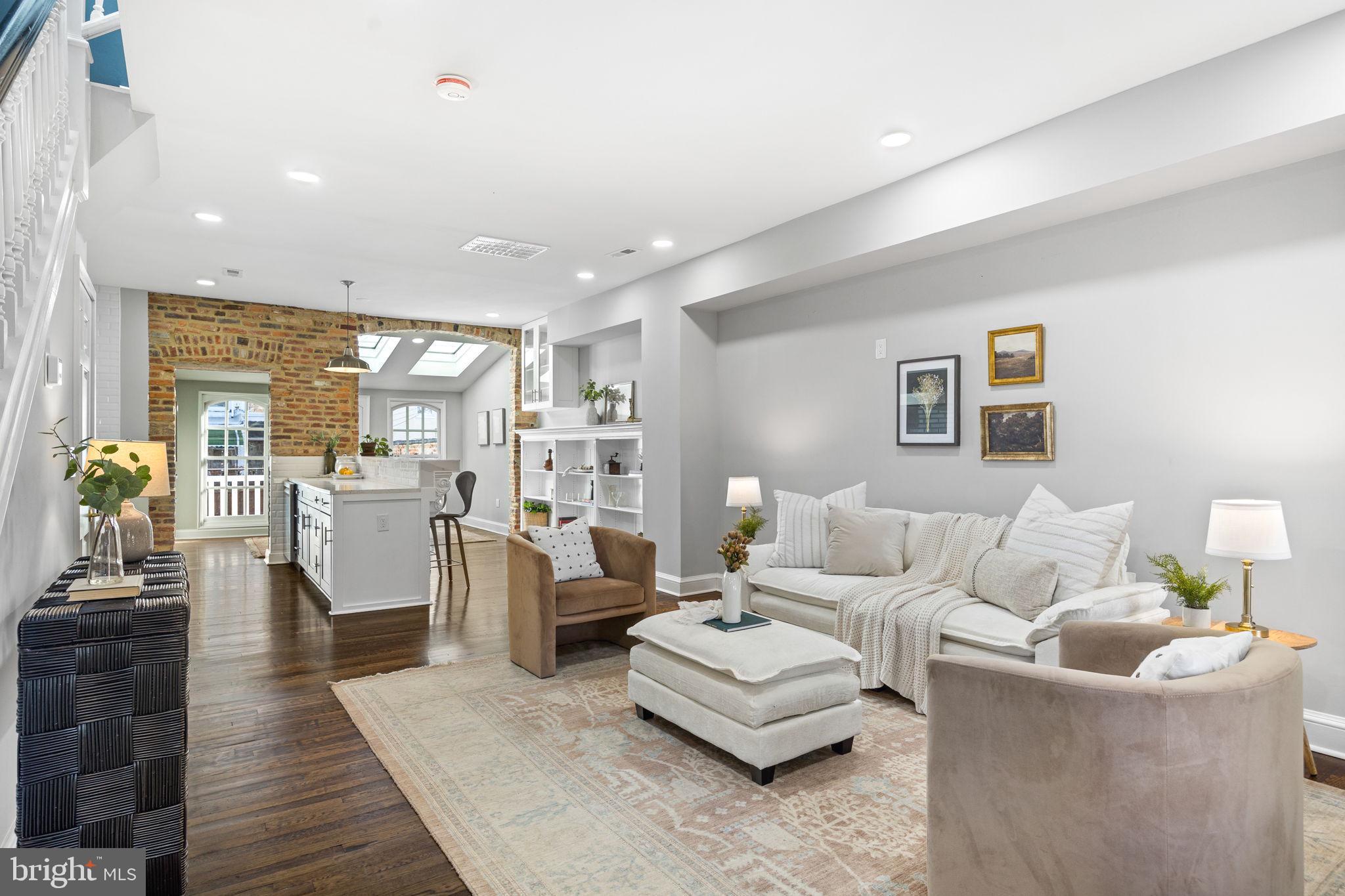 855 W 33rd St