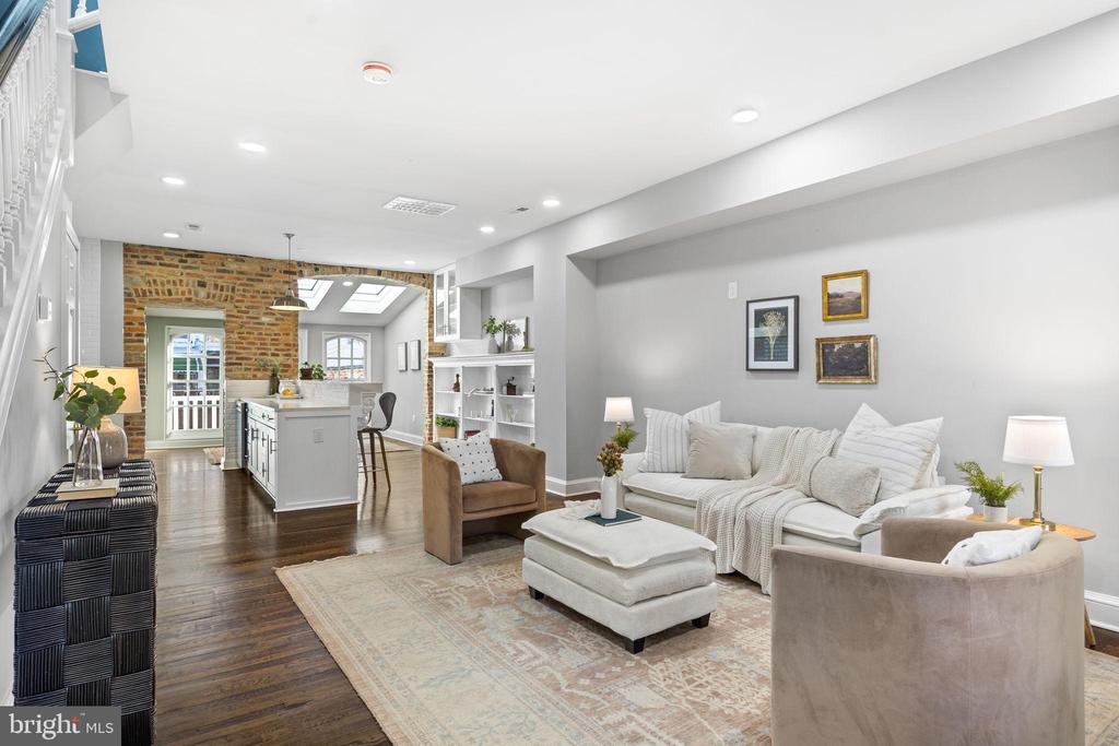855 W 33rd St