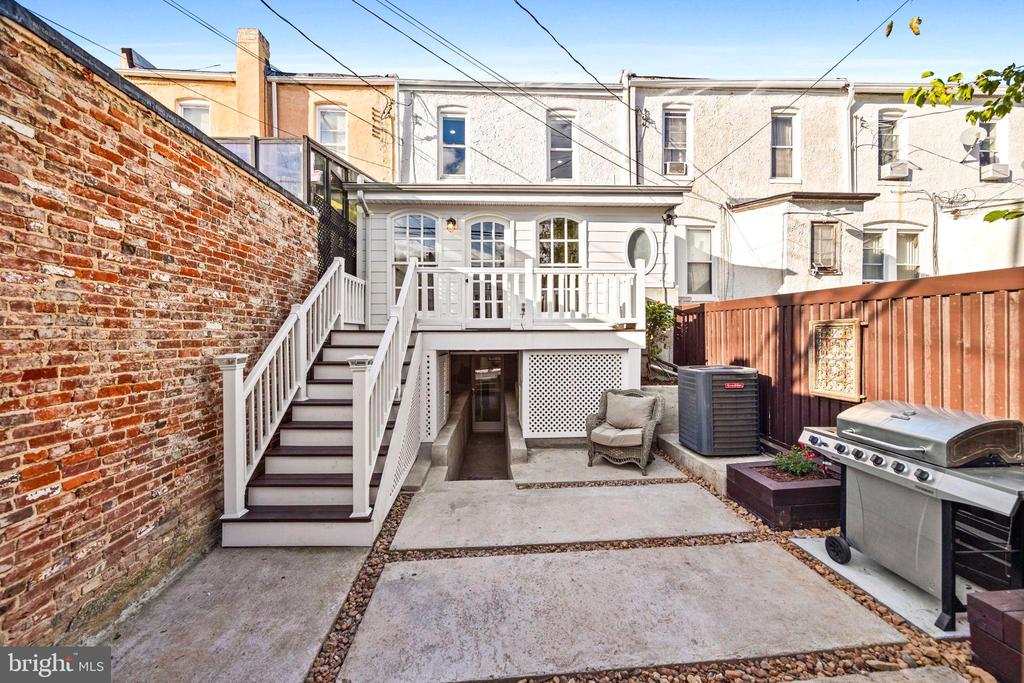 855 W 33rd St