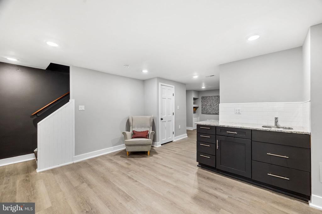 855 W 33rd St