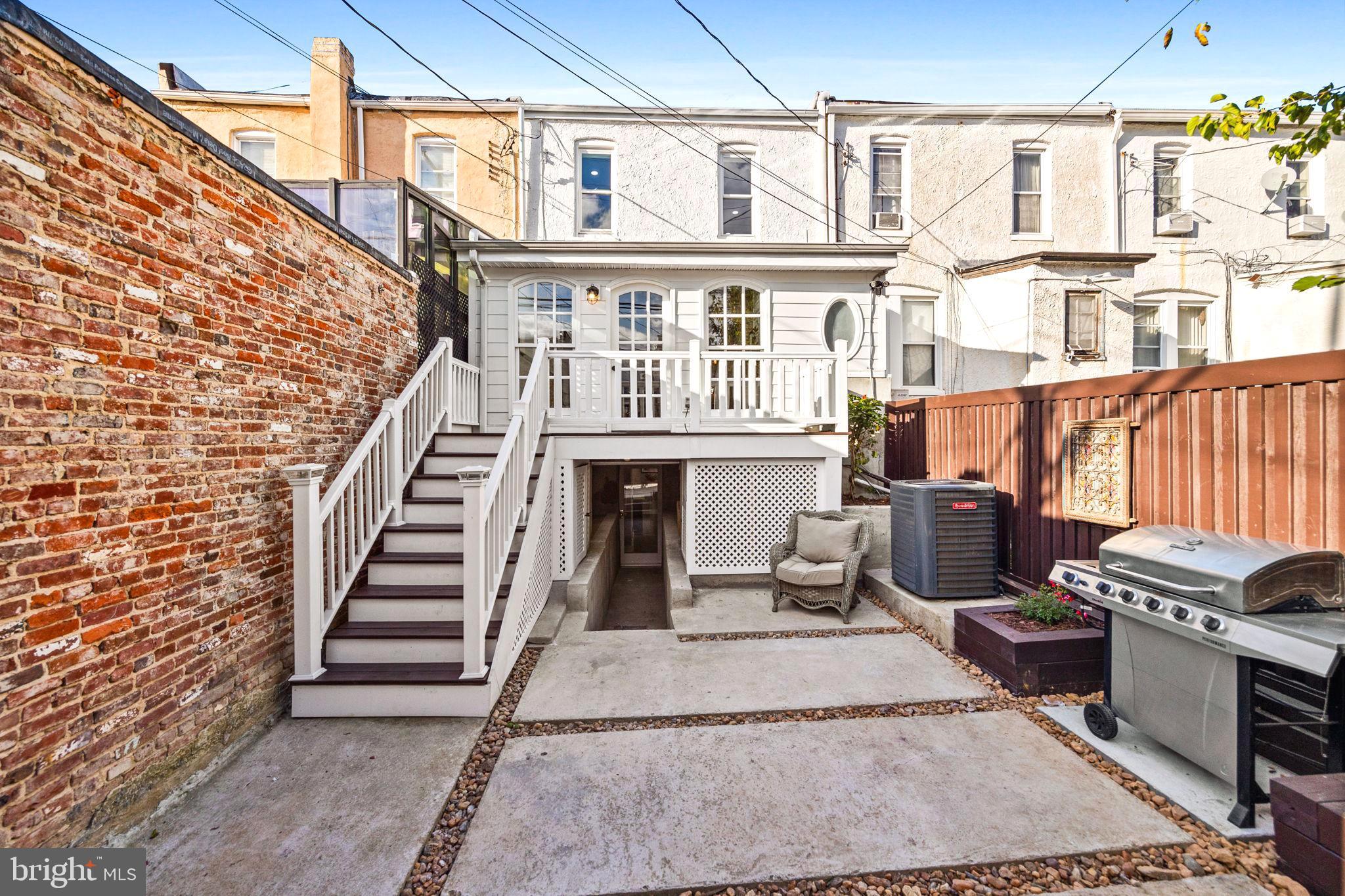 855 W 33rd St