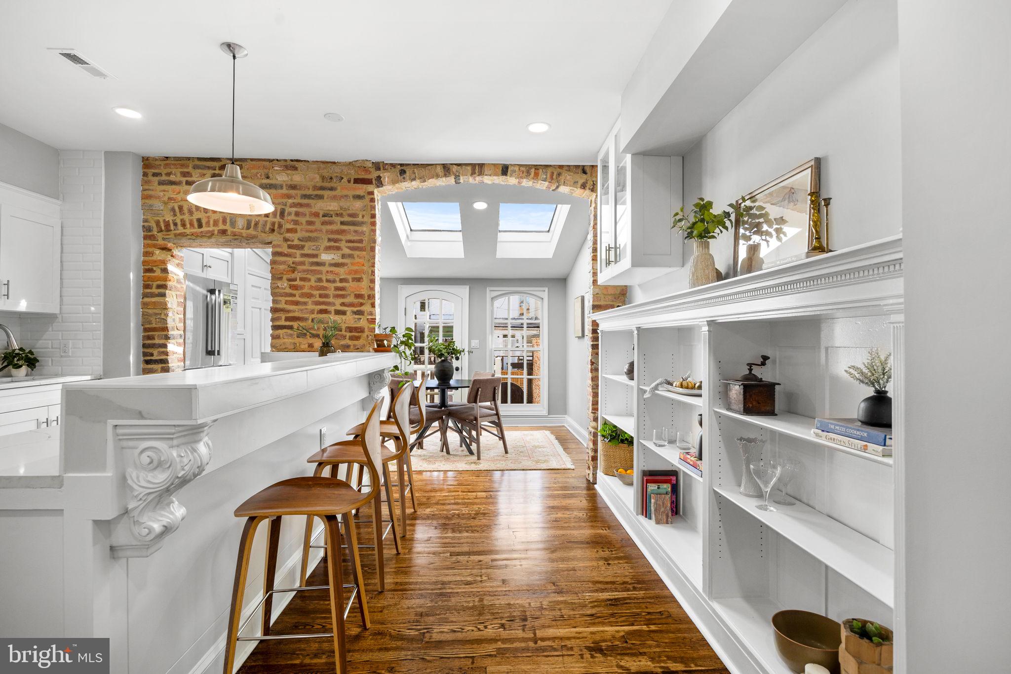 855 W 33rd St