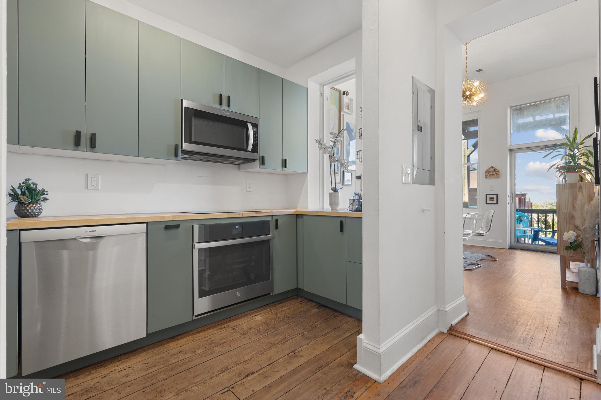 12 E Mount Vernon Pl #302