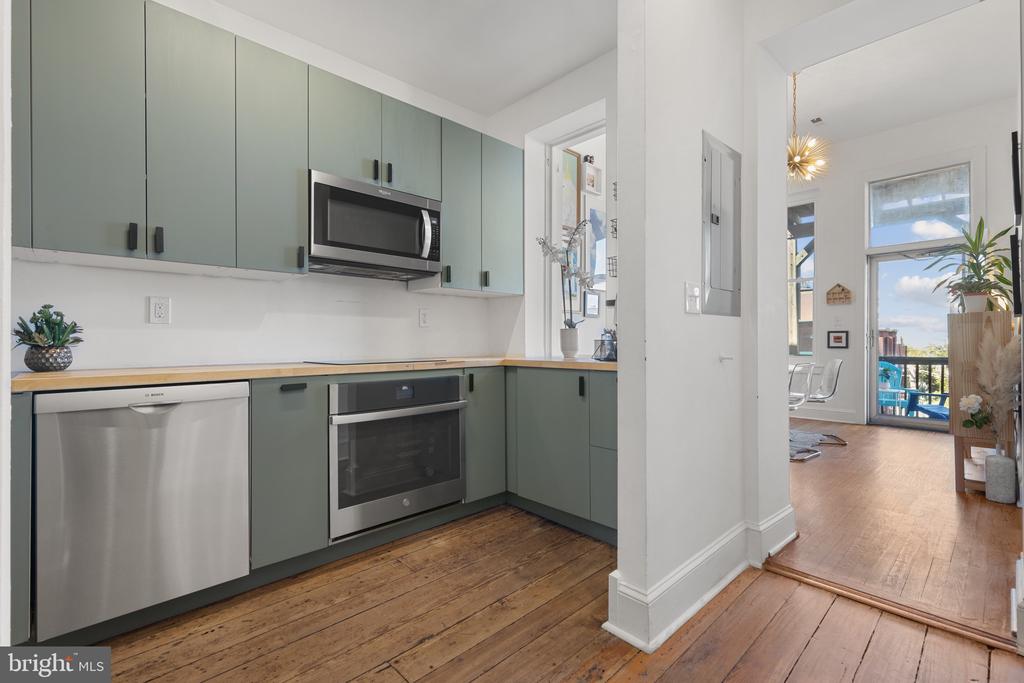 12 E Mount Vernon Pl #302