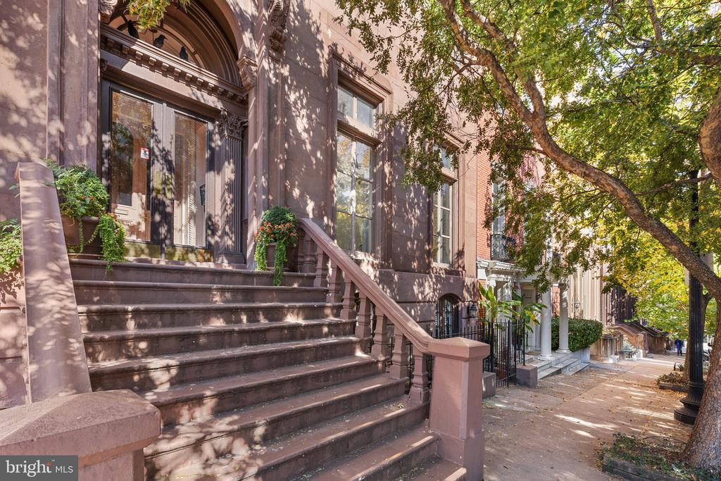 12 E Mount Vernon Pl #302