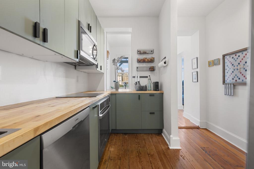 12 E Mount Vernon Pl #302