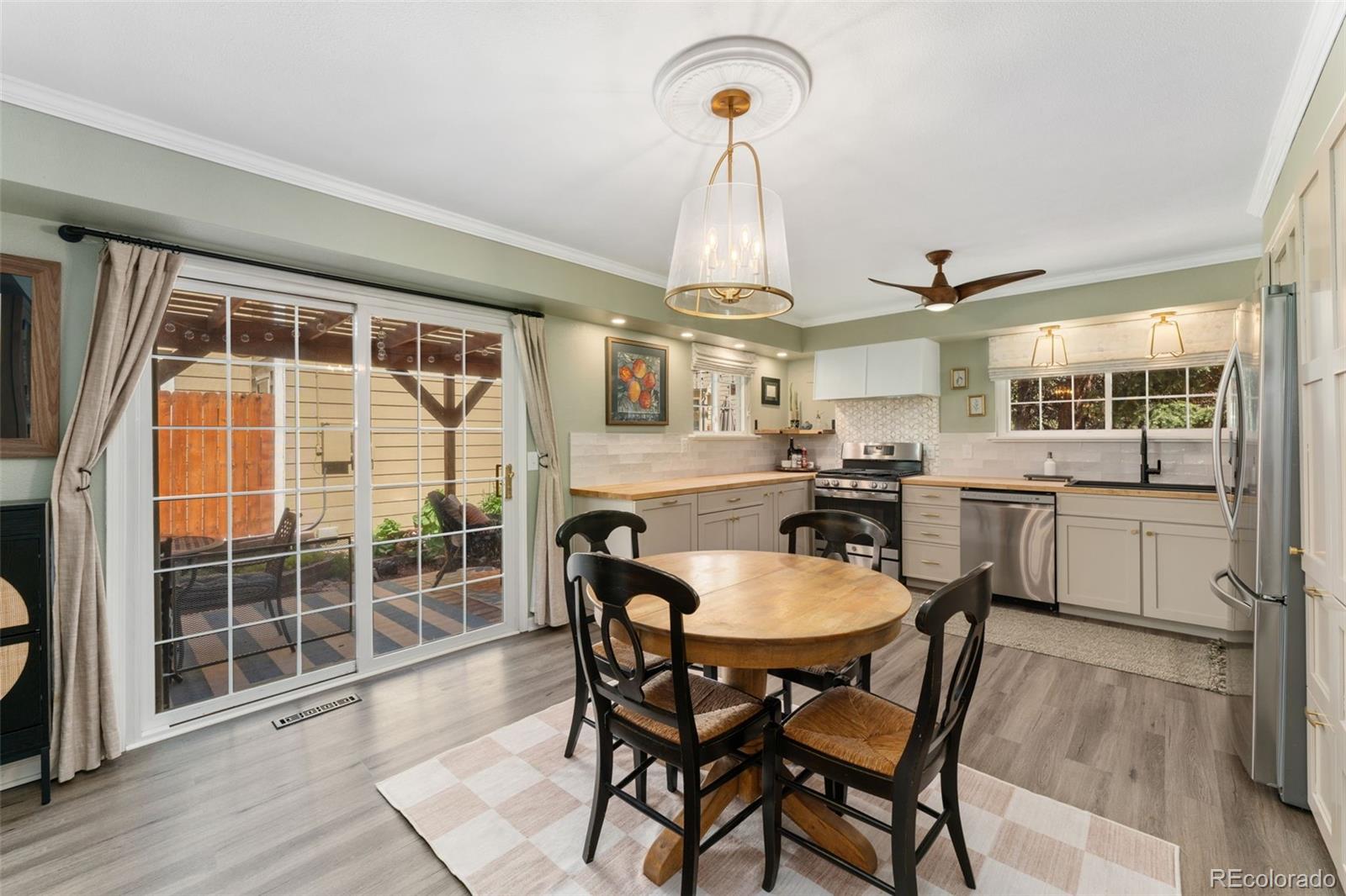 938 W Peakview Circle