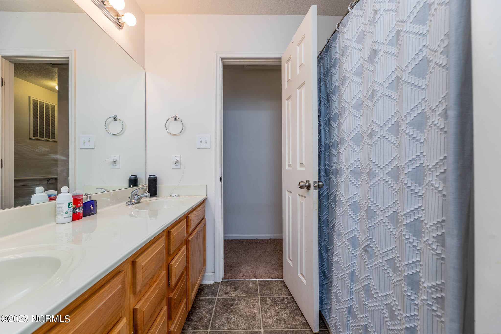 27 E Doris Avenue, 111