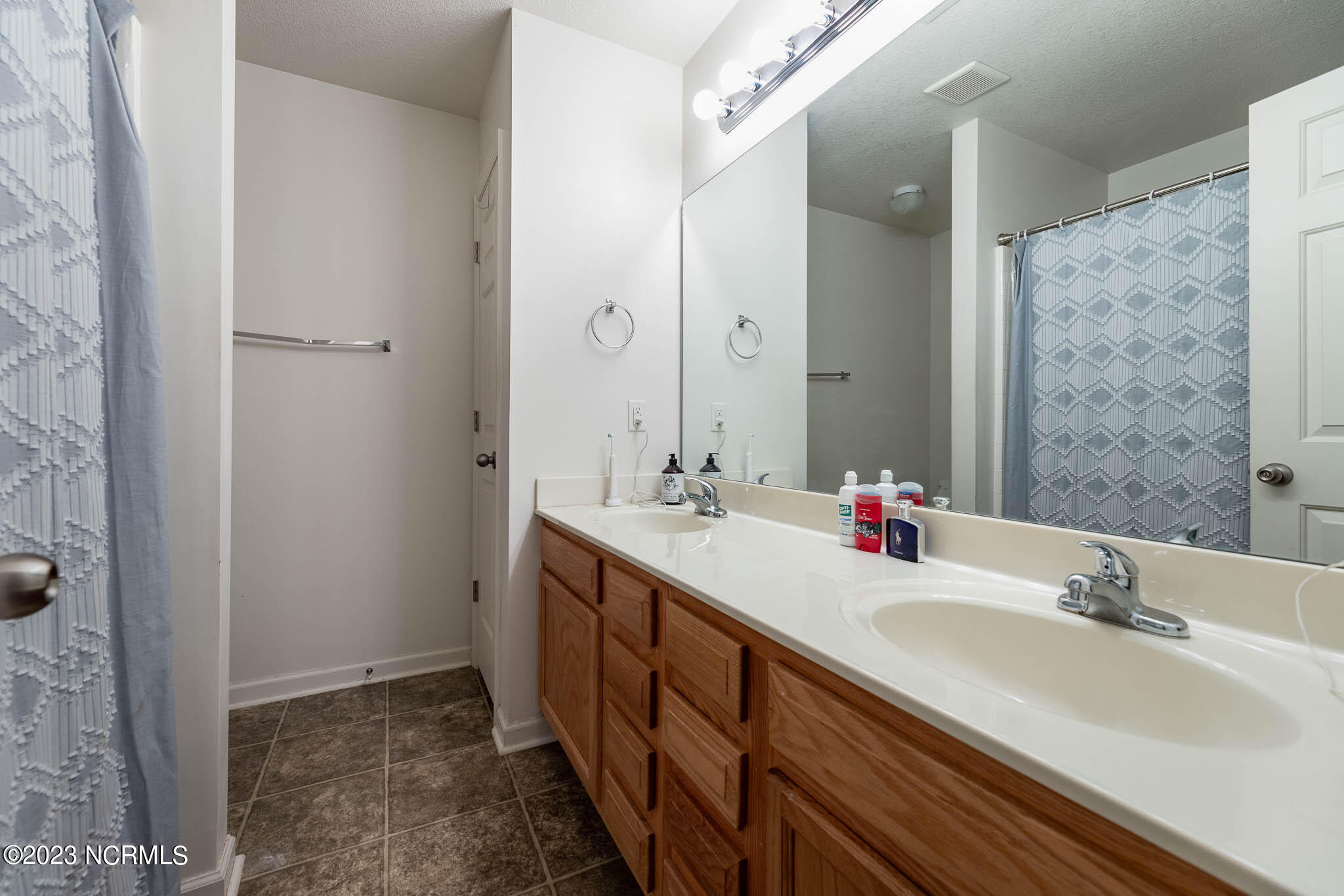 27 E Doris Avenue, 111