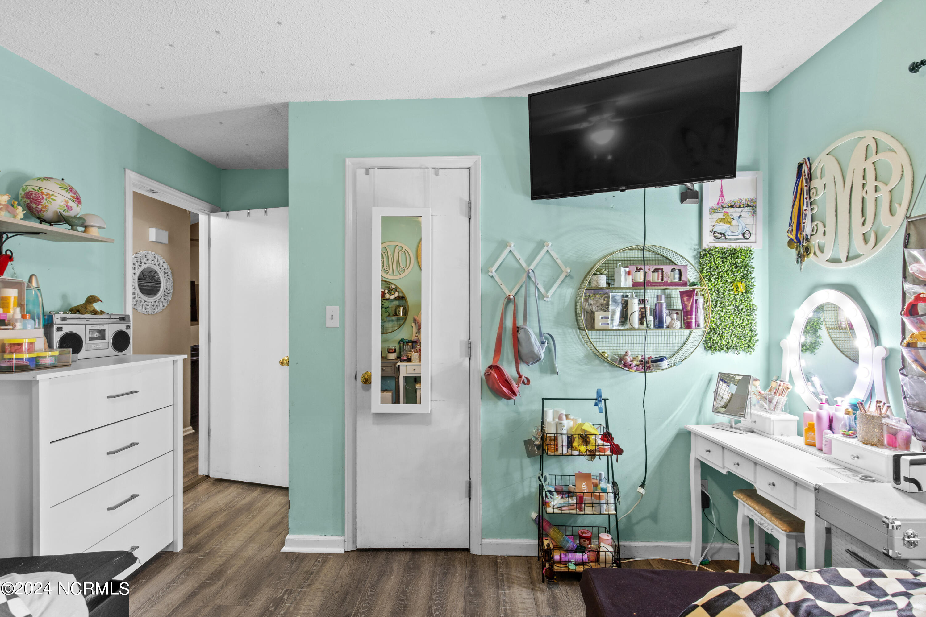 1201 Willow Springs Drive W