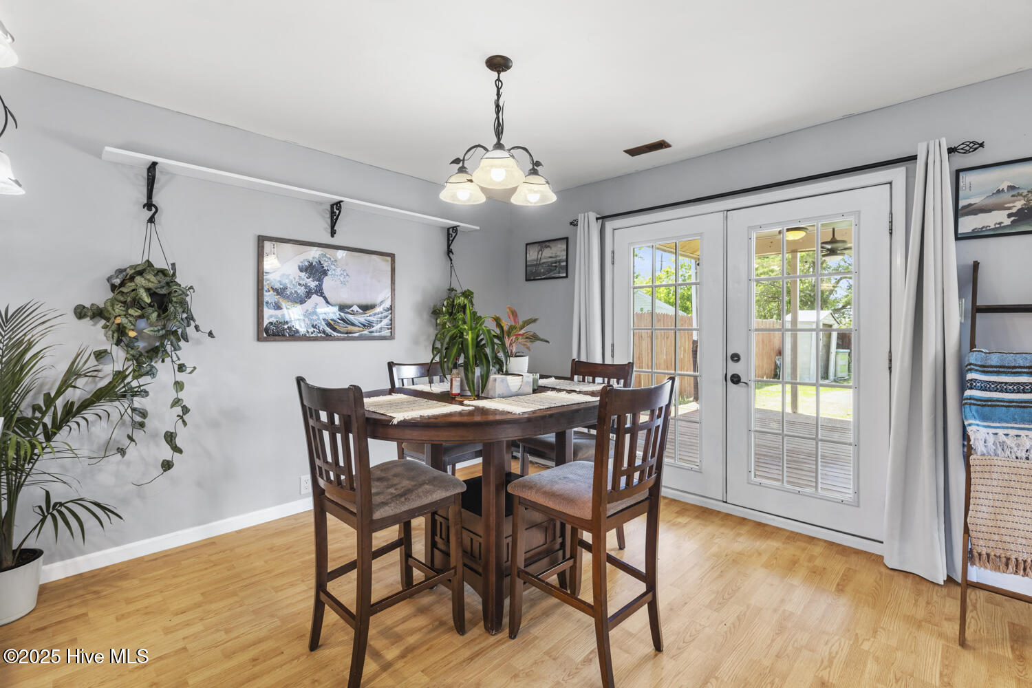 218 W Saltwood Place