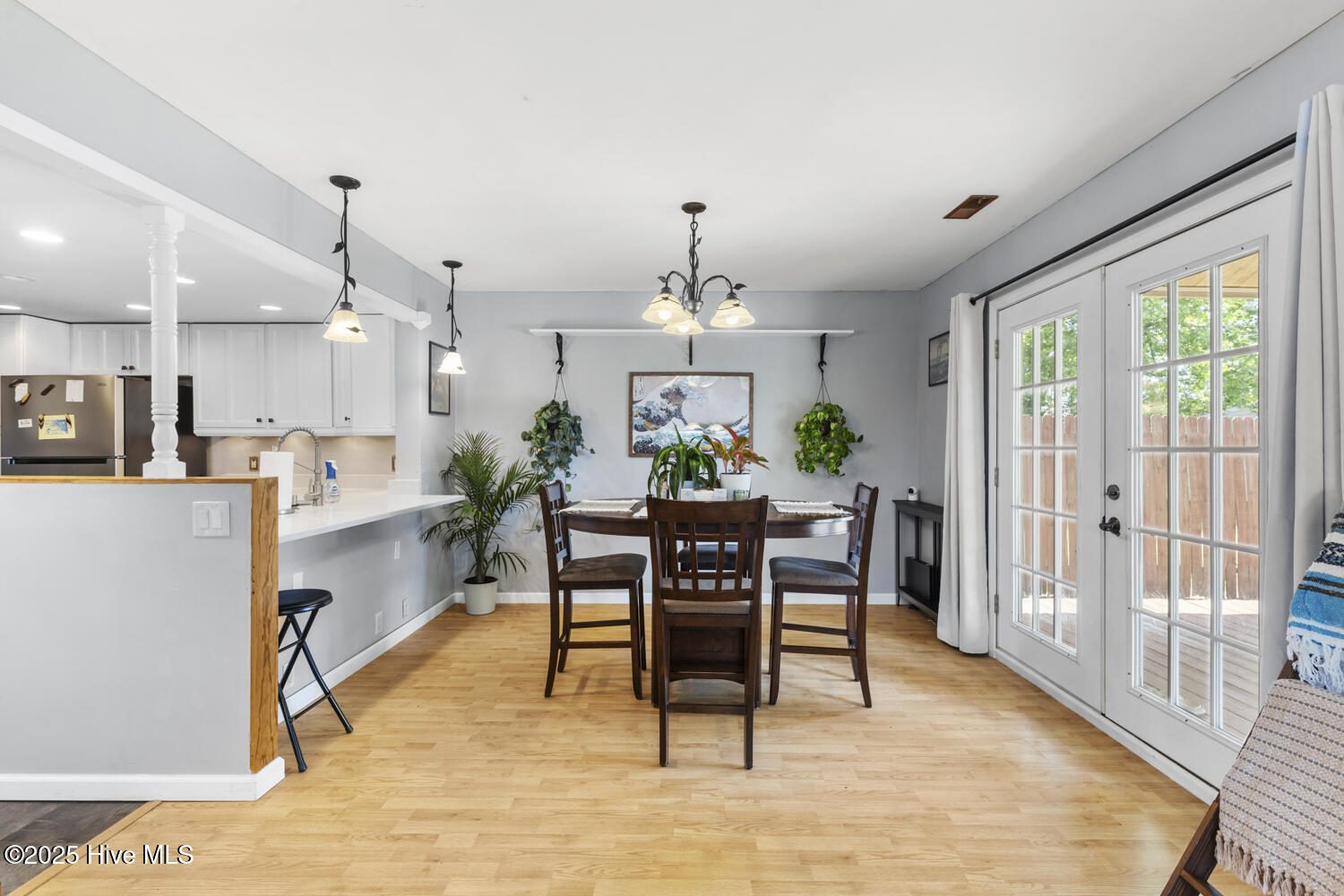 218 W Saltwood Place