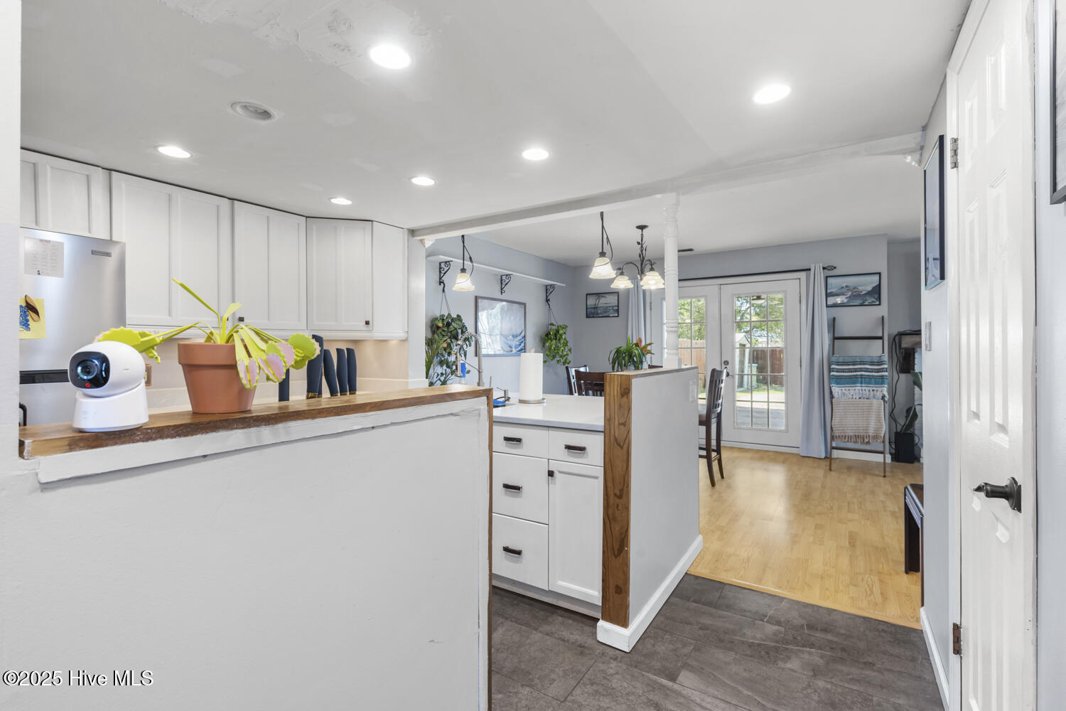 218 W Saltwood Place