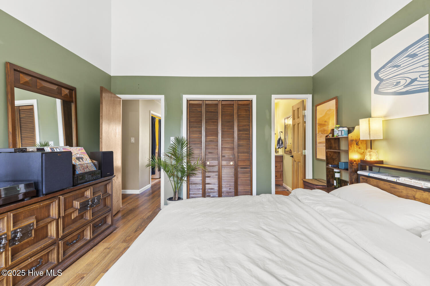 218 W Saltwood Place