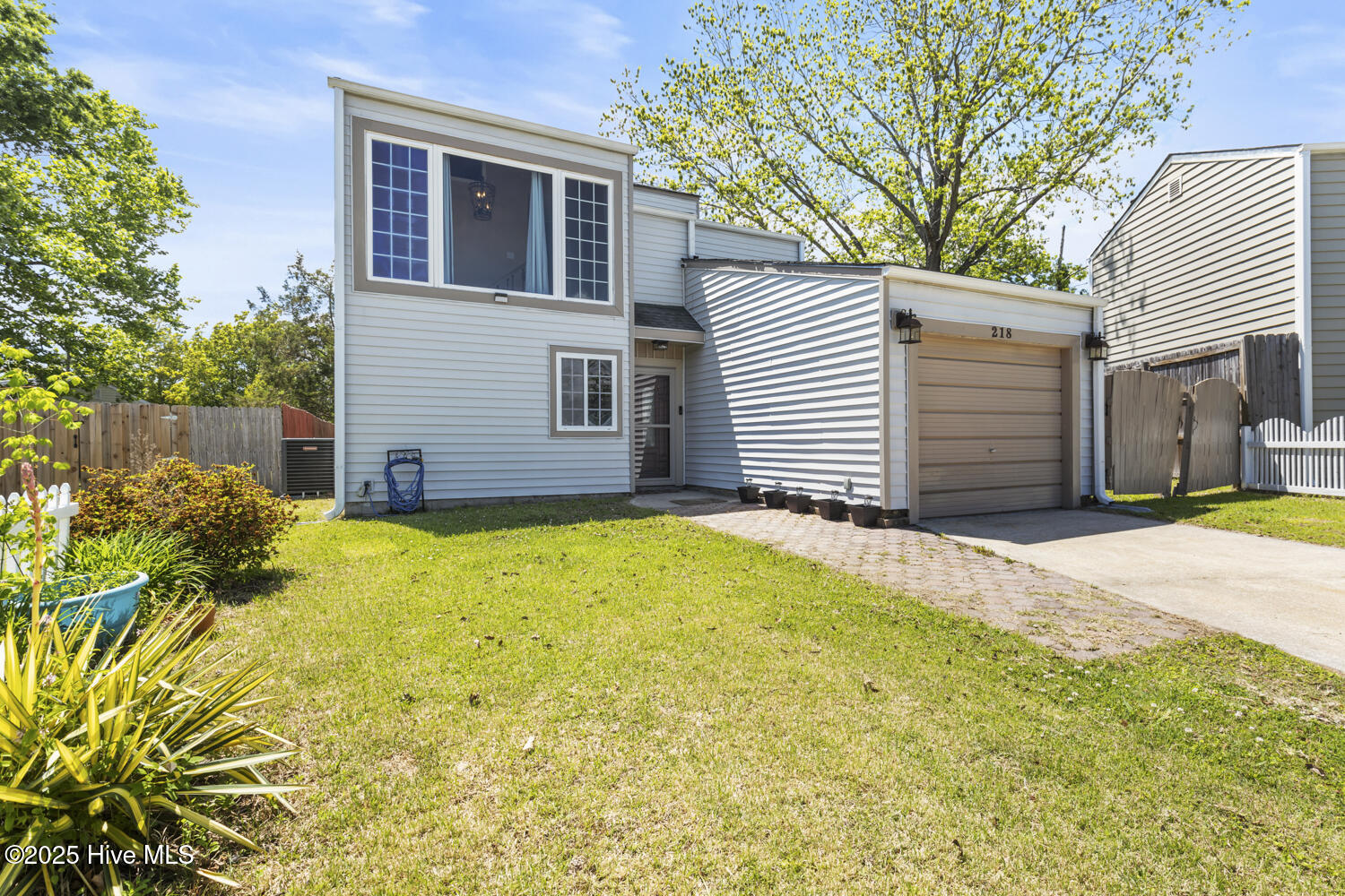 218 W Saltwood Place