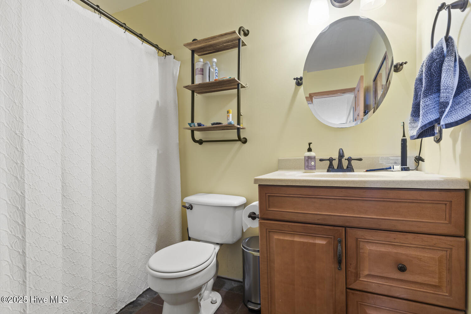 218 W Saltwood Place