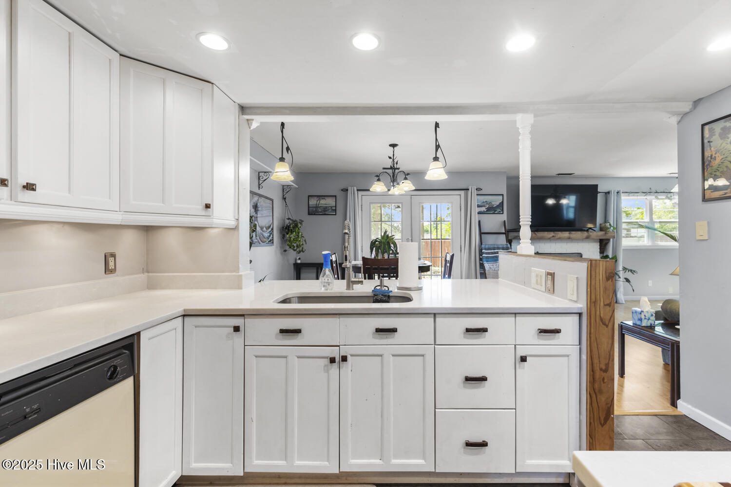 218 W Saltwood Place