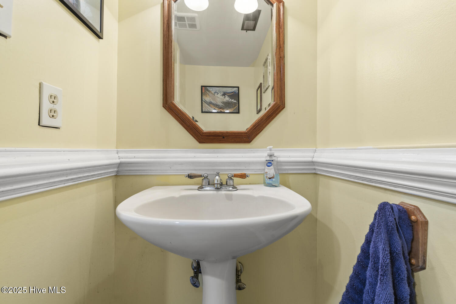 218 W Saltwood Place